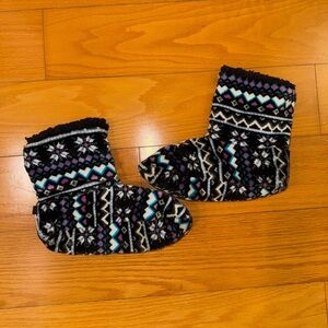 New Never Worn Cozy Cuddl Duds Black, Blue & Pink Sock Slipper Shoe Size 5-8 🩷🩵💜